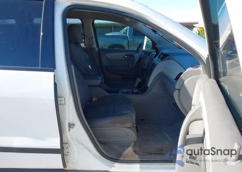 2015 Chevrolet Traverse Ls z USA, uszkodzony, nr VIN 1GNKRFKD0FJ143851